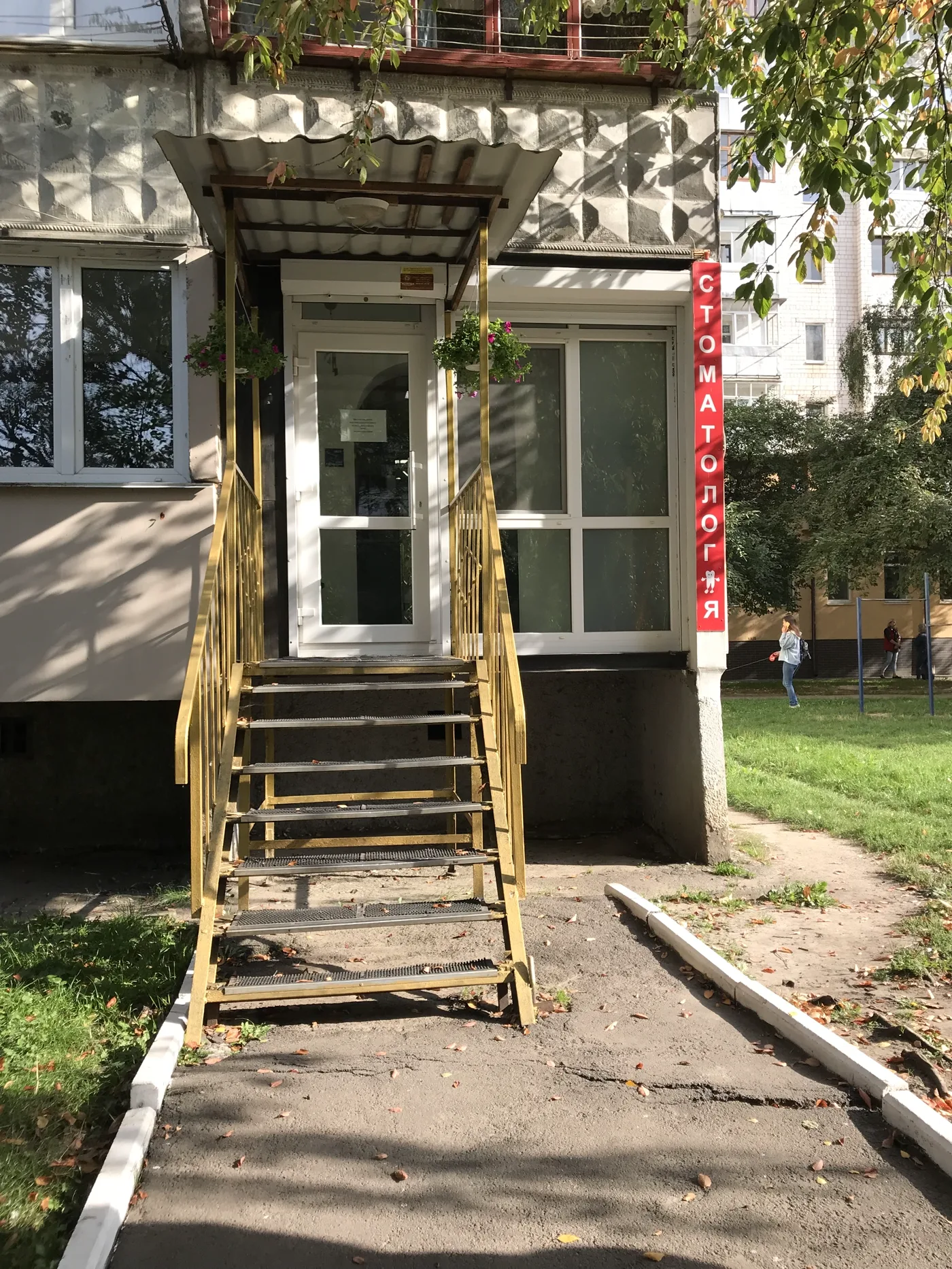 Фасад стоматології ВінДент на Вишеньці